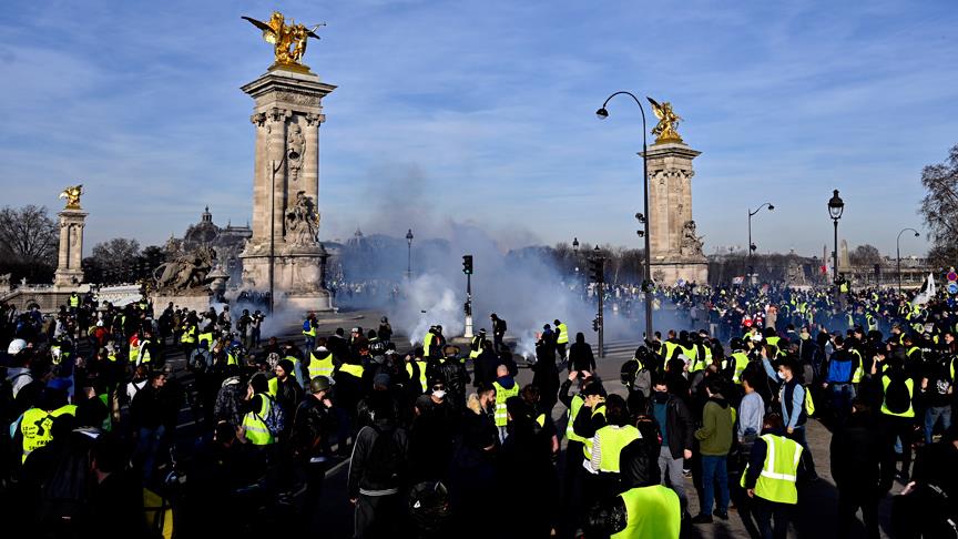 Fransa'da sarı yelekliler gösterilerin 14'üncü haftasında sokaklarda