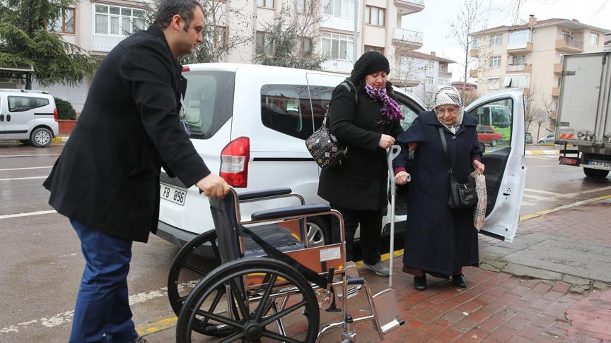 Yaşlıların gönüllerine 'refakat' ediyorlar