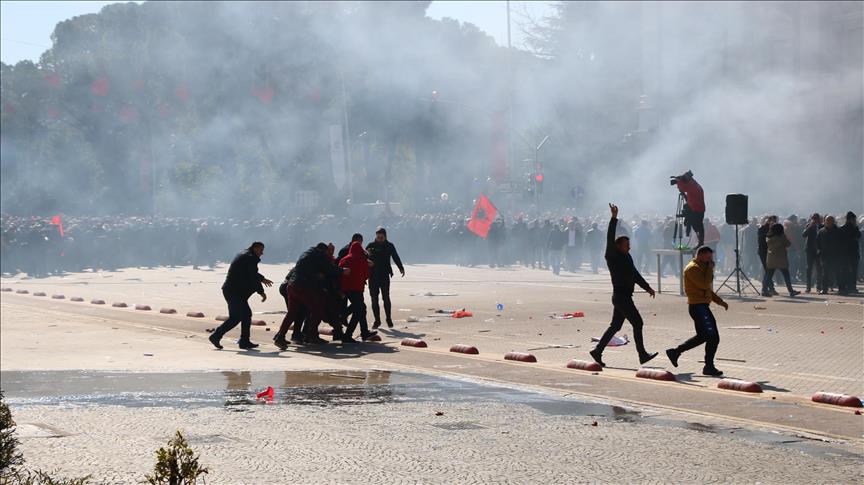 Тензично на протестите во Тирана, повредени демонстранти и полицајци