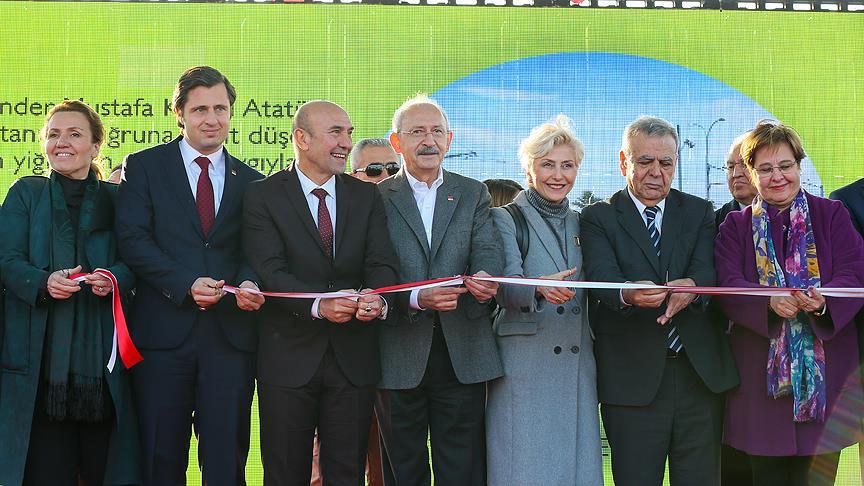 İzmir'de 15 Temmuz Demokrasi Şehitleri Meydanı açıldı