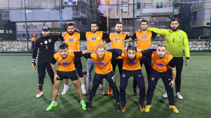 Futbol takımı kuran Suriyeli gençler, keşfedilmek istiyor