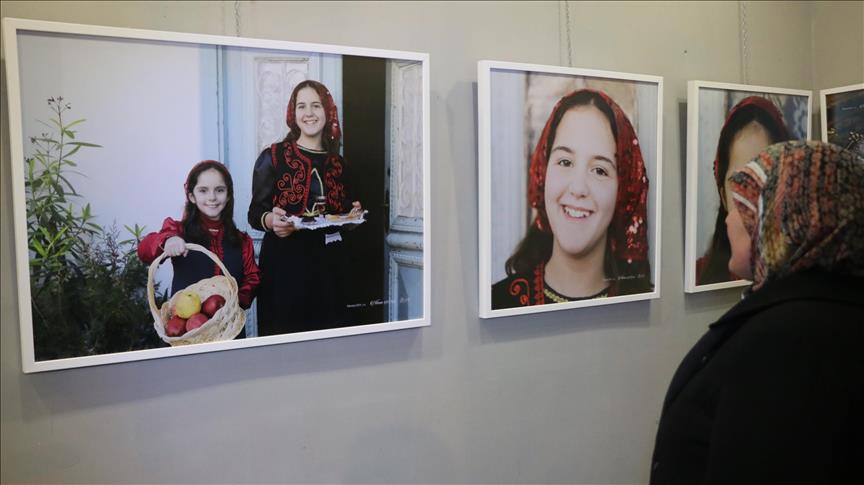 Artistja nga Kuvajti ekspozitë me fotografi për mikpritjen e shqiptarëve