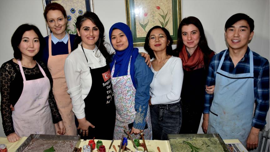 طلاب أجانب يتعلمون فن "إبرو" بطرابزون التركية