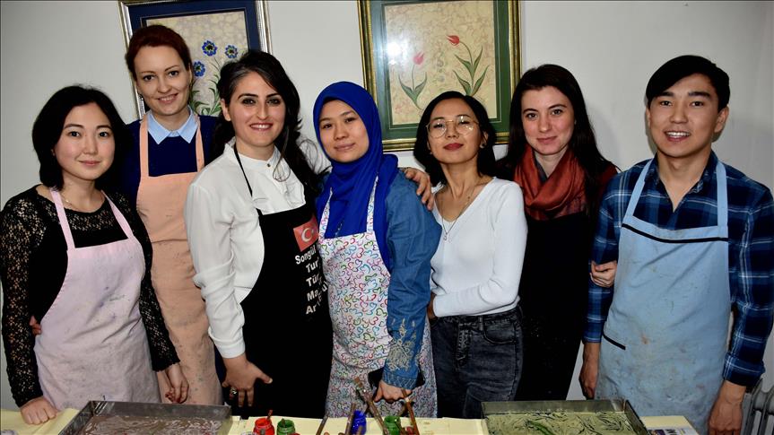 Foreign students learn Turkish art of paper marbling