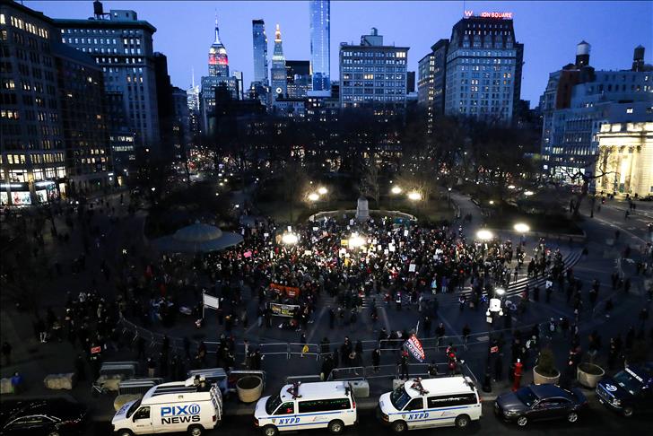 تظاهرة في نيويورك احتجاجا على إعلان "حالة الطوارئ"