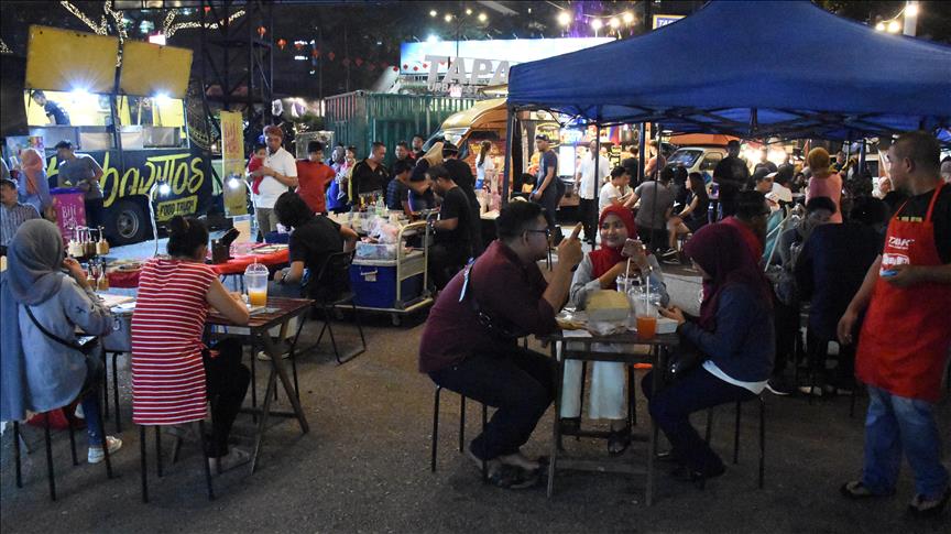 Kuala Lumpur halkının akşam eğlencesi sokak yemekleri
