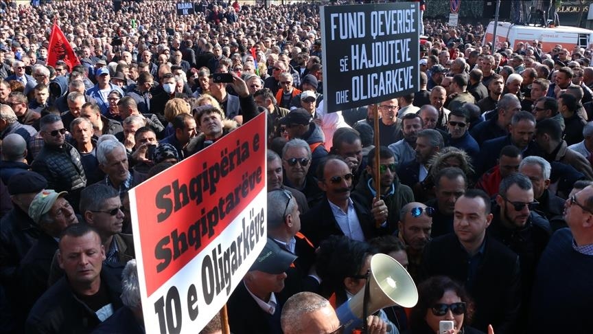 Опозициските партии во Албанија одржаа антивладин протест во Тирана