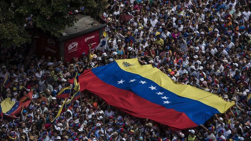 Juan Guaidó se dirige en una caravana a la frontera con Colombia
