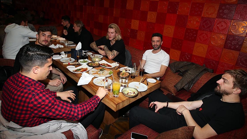 Besiktasli Futbolculara Japon Restoraninda Yemek