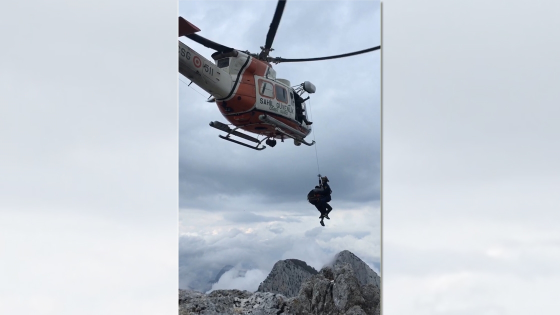 Dağda mahsur kalan 3 kişiyi Sahil Güvenlik kurtardı