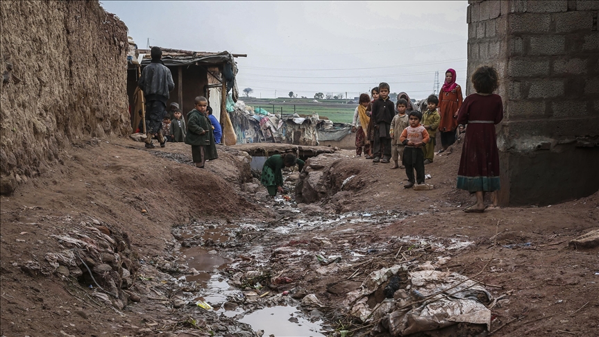 Лагерь афганских беженцев в Пакистане тонет в грязи 