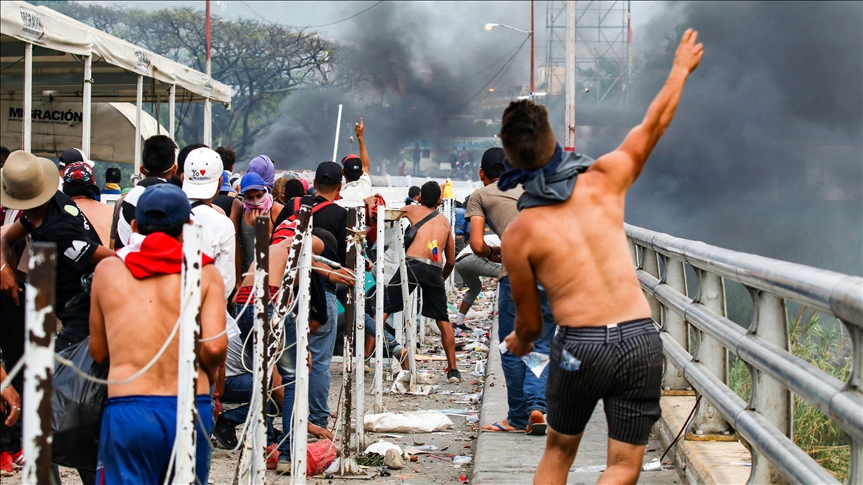 Venezuela: cuatro muertos, más de 60 desertores y camiones quemados con ayuda humanitaria
