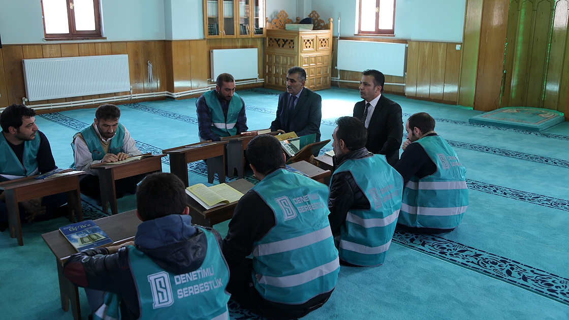Hem cami temizliyor hem Kur'an öğreniyorlar 