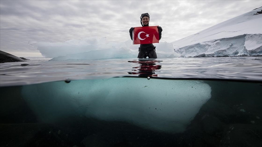 Antarctica: Record holder dives for Turkish polar base