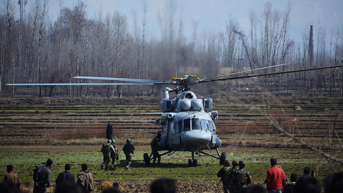 Cammu Keşmir'de Hindistan'a ait helikopter düştü