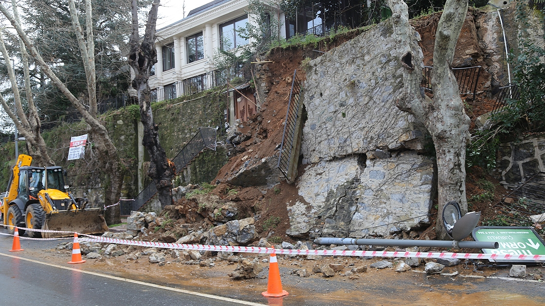 Beykoz'da istinat duvarı çöktü