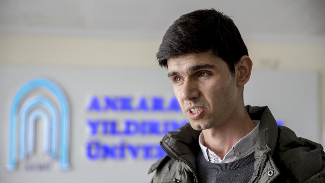 Engelli üniversite öğrencisi kitaplarına 'göz' olacak cihazı bekliyor