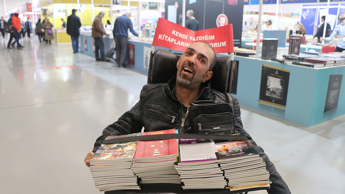 Tekerlekli sandalyede yazdığı kitapların Almanya'ya ulaşmasını istiyor