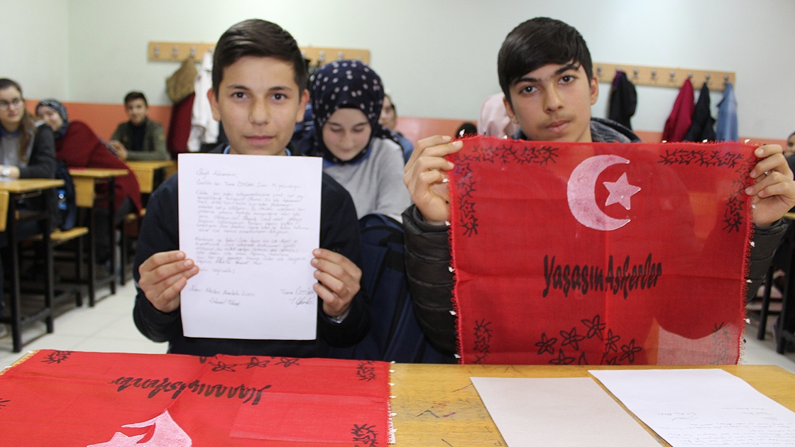 Öğrencilerden Mehmetçik'e mendilli mektup