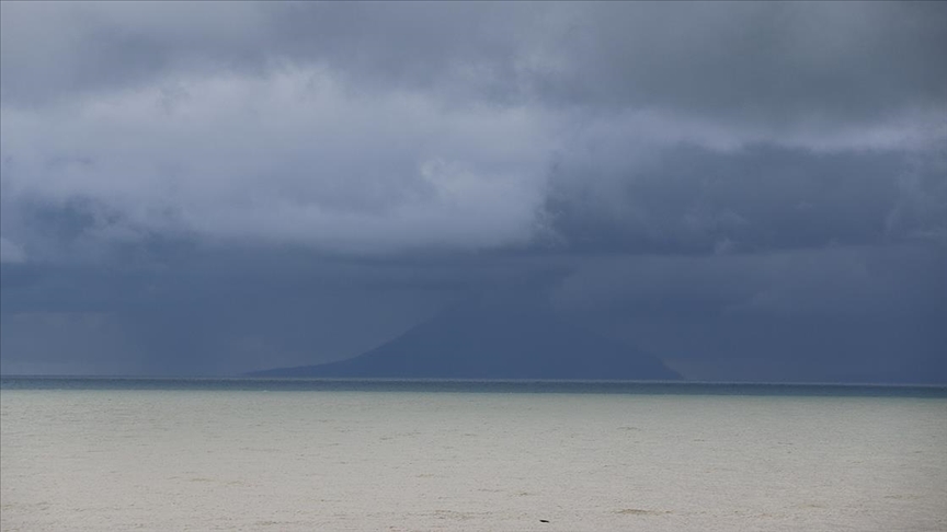 Advierten de aumento por actividad del volcán Anak Krakatoa en Indonesia