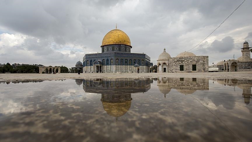 Scores of Israeli settlers storm Al-Aqsa compound