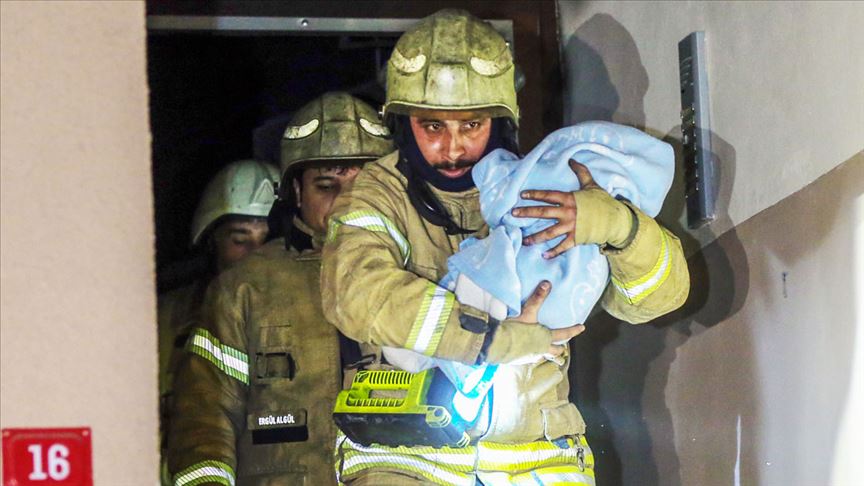 Güngören'de 5 katlı binada yangın: 4'ü çocuk 16 kişi kurtarıldı