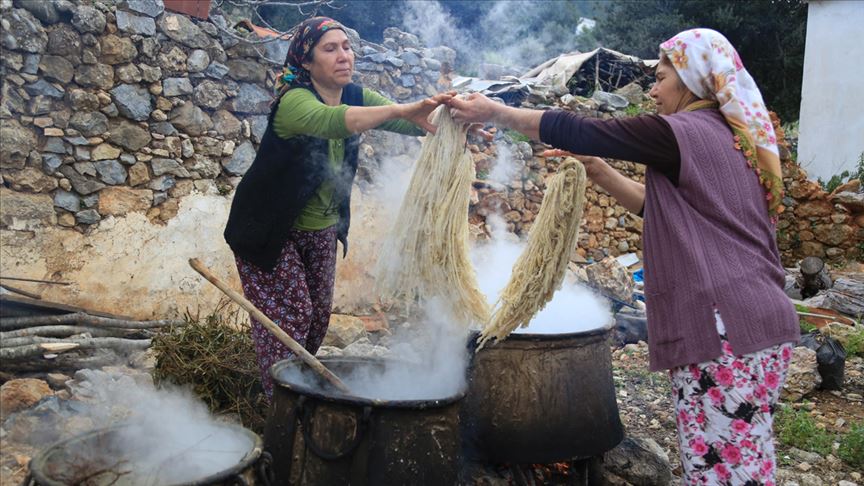 Kadınlar hayatı 'ilmek ilmek' kazanıyor
