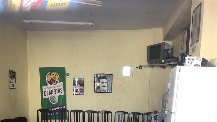İzmir'de HDP seçim ofisine terör örgütü elebaşının fotoğrafı asıldı