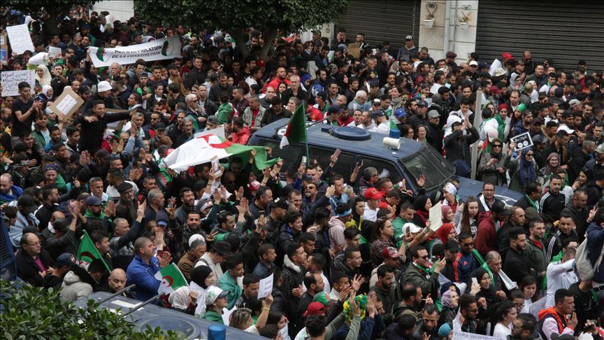 Paris salue «la dignité» des manifestants algériens