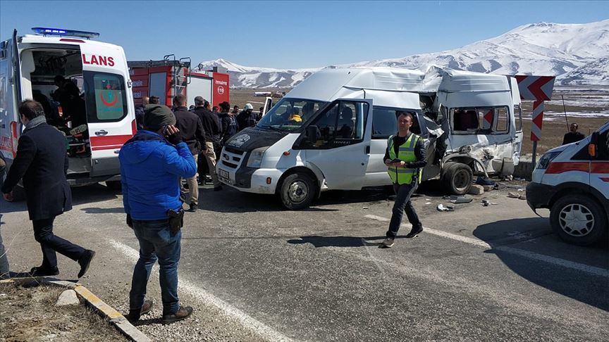 Van'da trafik kazası: 2 ölü, 15 yaralı