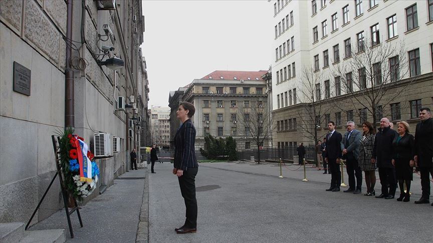 Beograd: Srbijanska premijerka Ana Brnabić i članovi Vlade položili vjenac na mjestu ubistva Đinđića