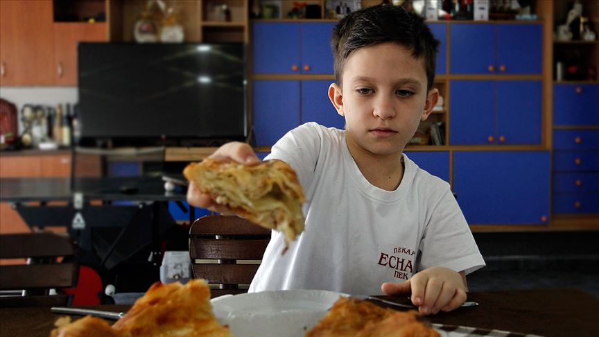 Tel tel dökülen börek nasıl yapılır? 22 yıllık börekçiden börek pişirme tüyoları Küçük börek ustası aile geleneğini sürdürmek istiyor