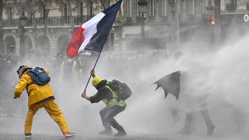 Fransa'da eylemcilere sert ceza öngören yasa tasarısı onaylandı 