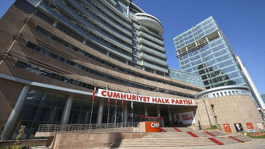 İzmir'in Bayraklı ilçesinde CHP'li 3 belediye meclis üyesi partisinden istifa etti