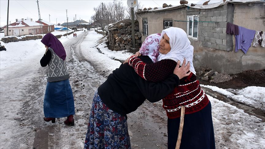 Yaşlı ve engellilerin gönüllerine dokunuyorlar