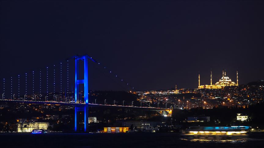 İstanbul köprüleri kolon kanseri farkındalığı için mavi renge büründü