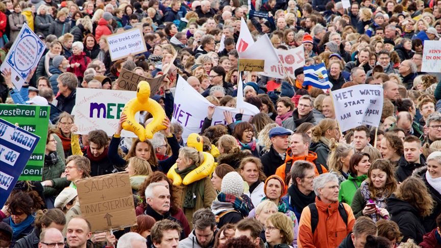 Hollanda'da binlerce öğretmen greve gitti