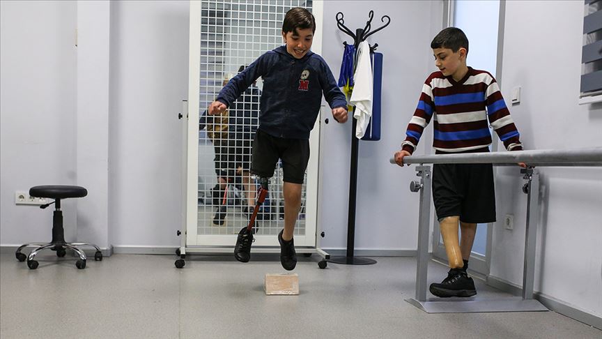Suriye'nin yaralı çocukları protez bacaklarıyla umuda koşuyor