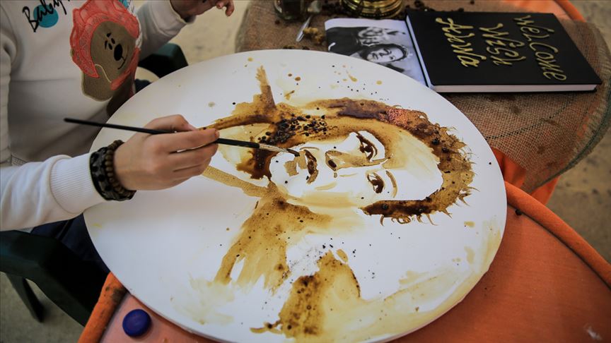 مصرية ترسم لوحات فنية بلون ورائحة القهوة (فيديو)