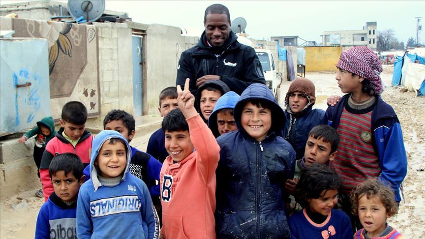 Futbolcu Jacques Faty Azez'deki kampları ziyaret etti