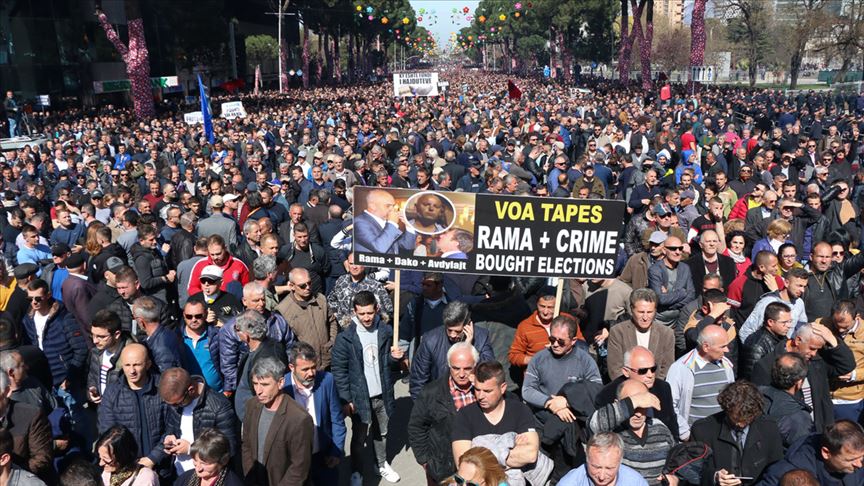 Tiran'da hükümet karşıtı protesto