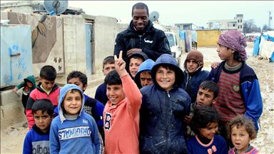 Futbolcu Jacques Faty Azez'deki kampları ziyaret etti