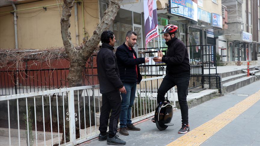 'Tek teker' ile seçmenden babasına oy istiyor