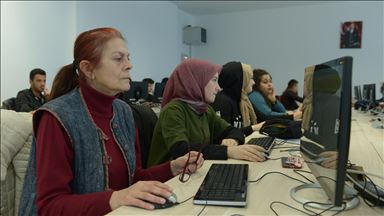 Yeğeninin teklifiyle 60 yaşında üniversiteli oldu