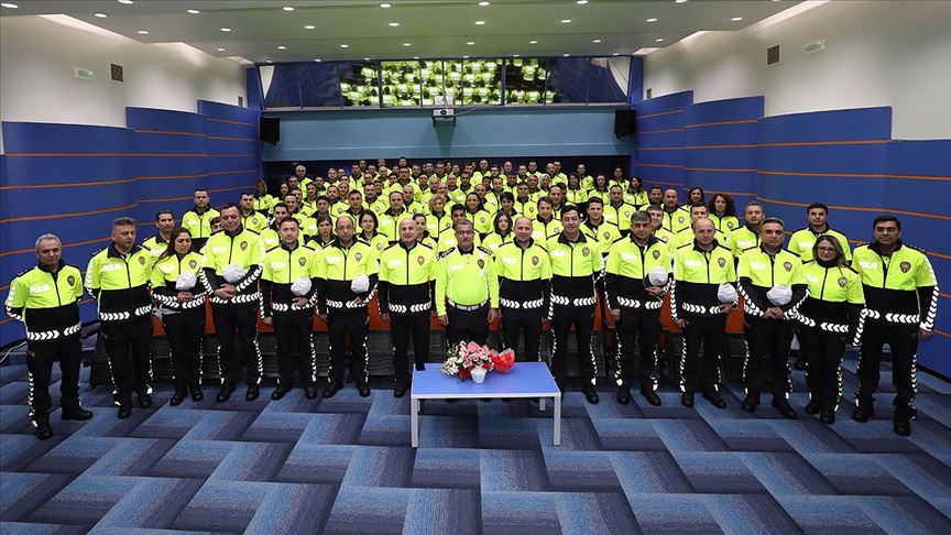 Trafik polisleri yeni kıyafetleriyle sahada