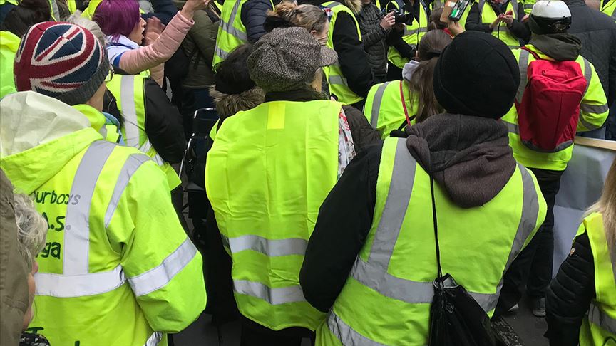 Sarı Yelekliler İngiltere'de Başsavcının ofisini bastı