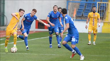 Yarım asırda tırmandığı merdivenlerden hızla iniyor