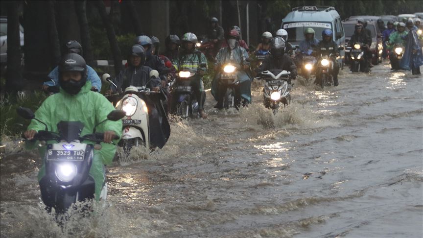 Asciende a 104 cifra de muertos por inundaciones en Indonesia