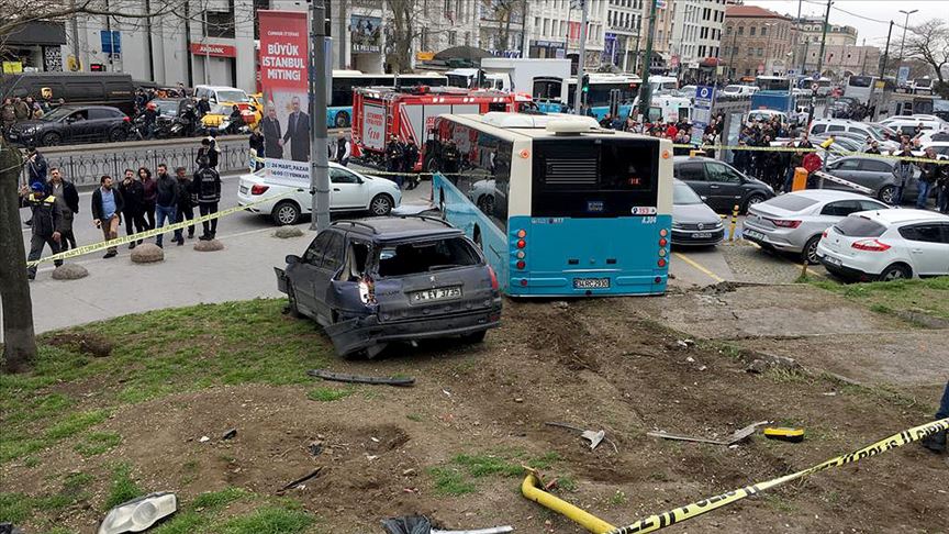 İstanbul'da halk otobüsü yaya yoluna girdi: 3 yaralı
