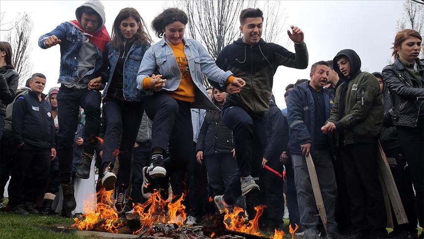 Stanovnici Istanbula skokovima preko vatre obilježili početak proljeća